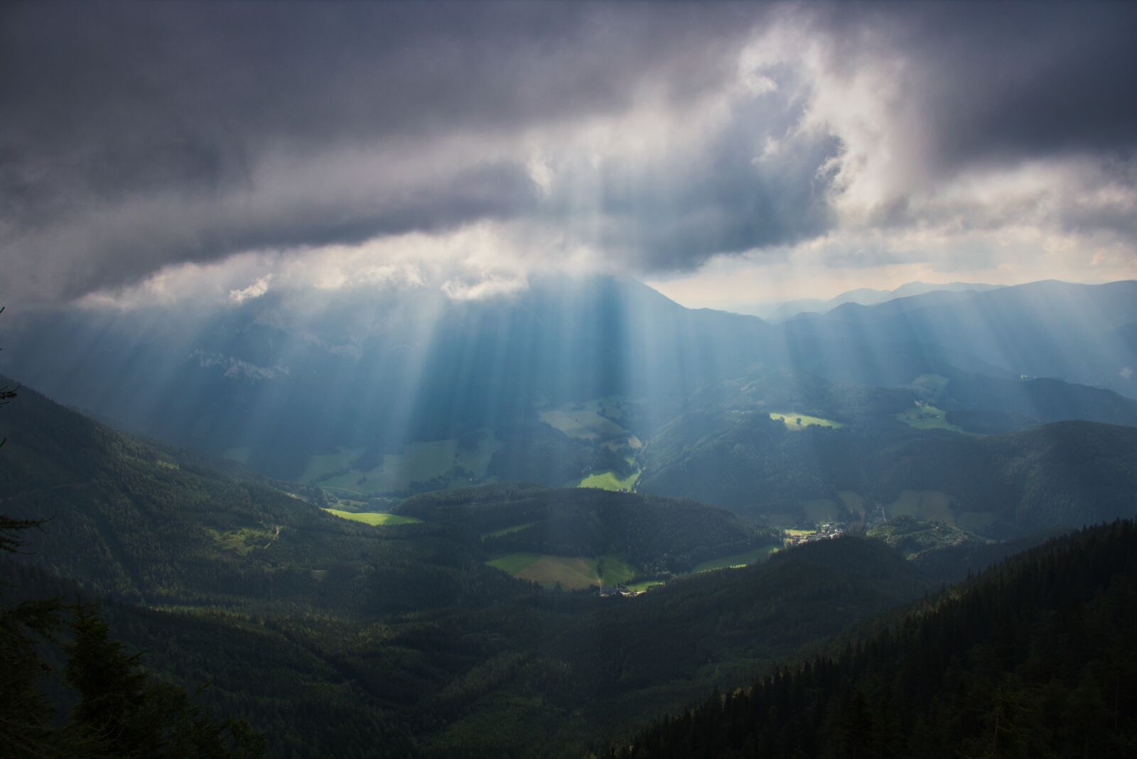 Canon EOS 750D (EOS Rebel T6i / EOS Kiss X8i) sample photo. Sunbeam, valley, landscape photography