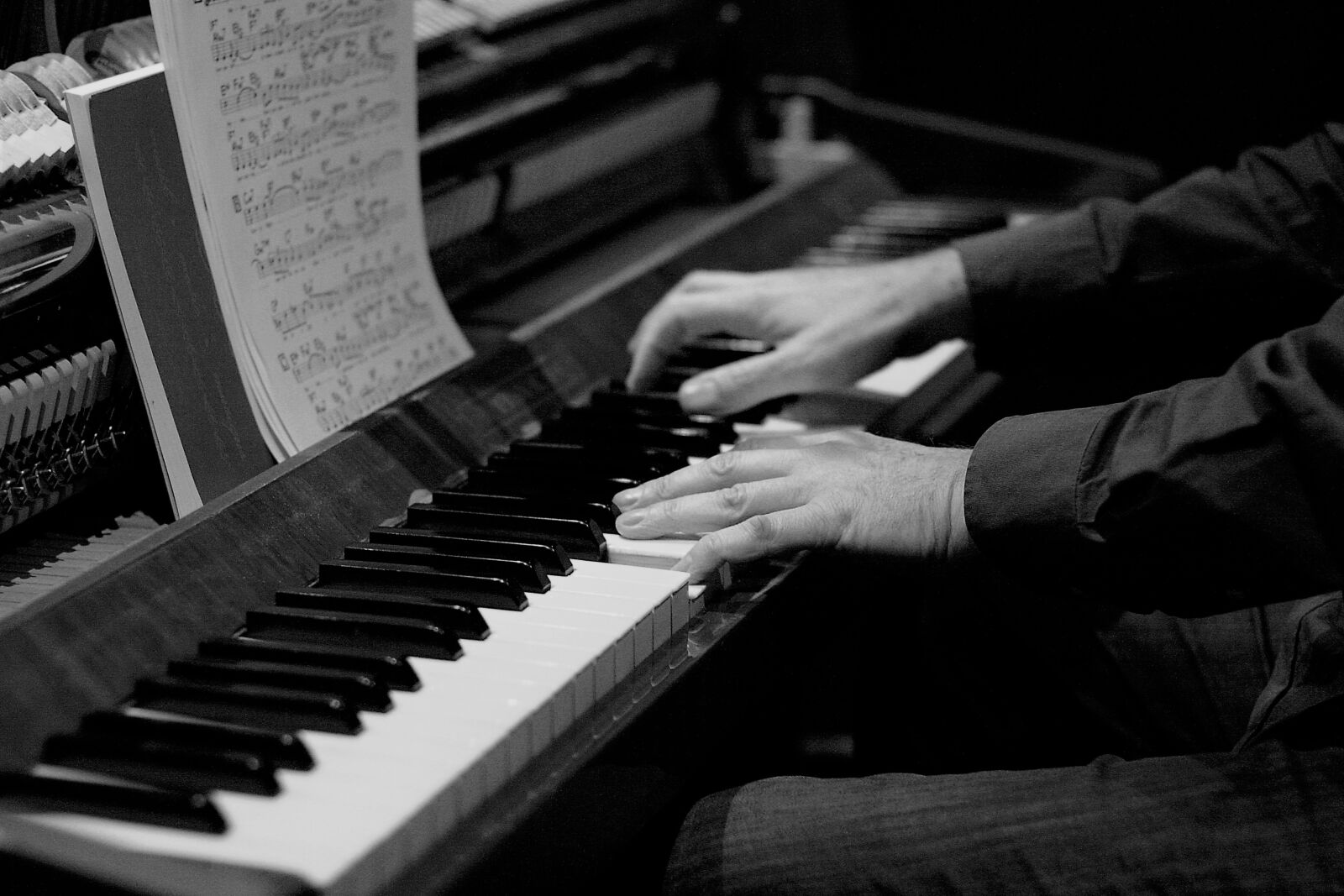 Canon EOS 1000D (EOS Digital Rebel XS / EOS Kiss F) sample photo. Piano, piano player, keys photography