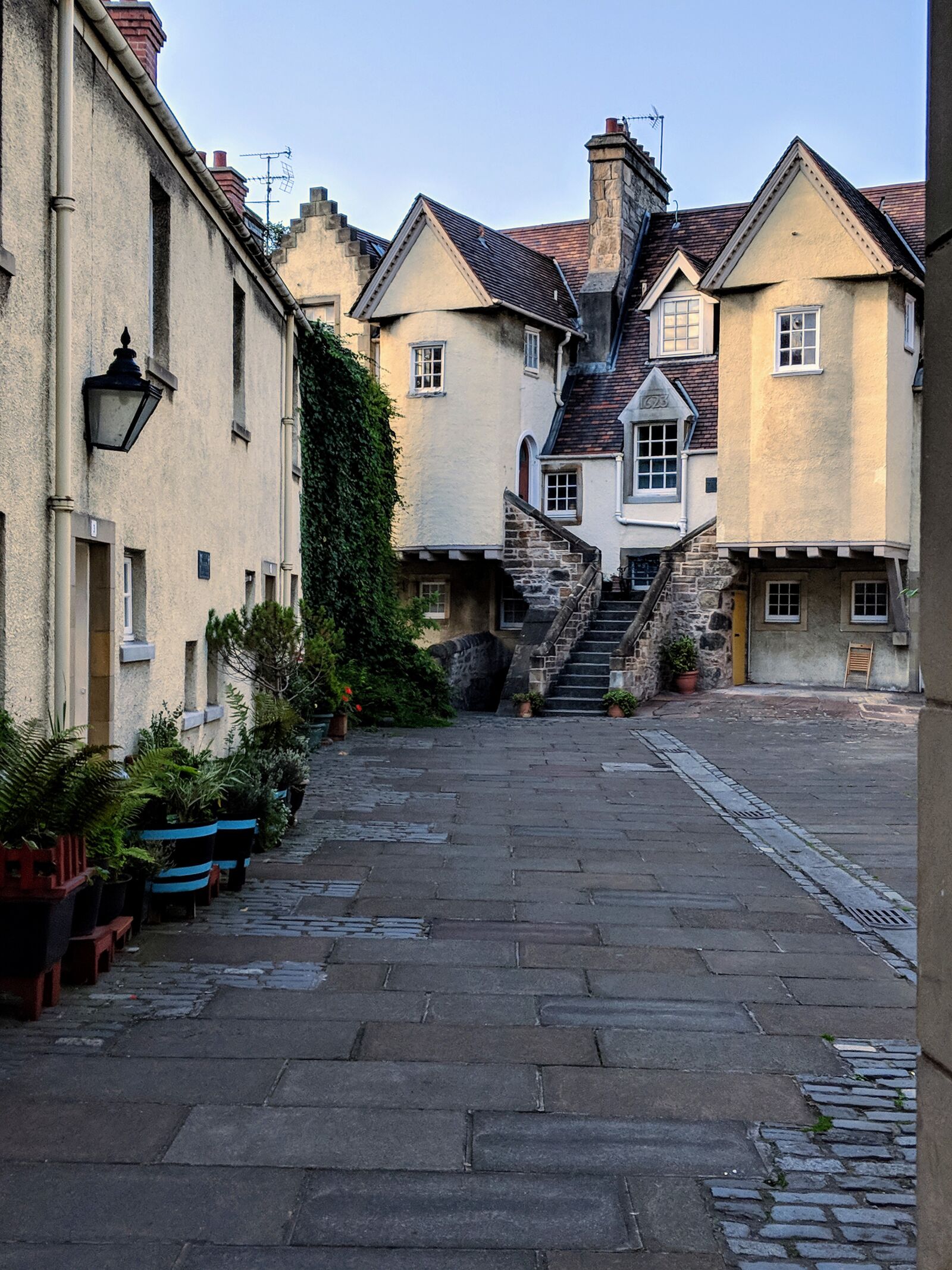 Google Pixel 2 XL sample photo. Houses, city, courtyard photography