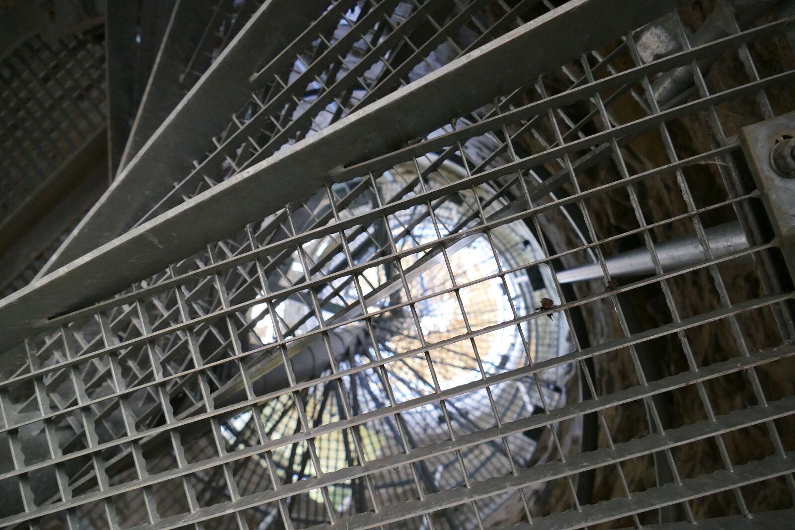 Panasonic Lumix DMC-FZ1000 sample photo. Stairs, inner staircase, grid photography