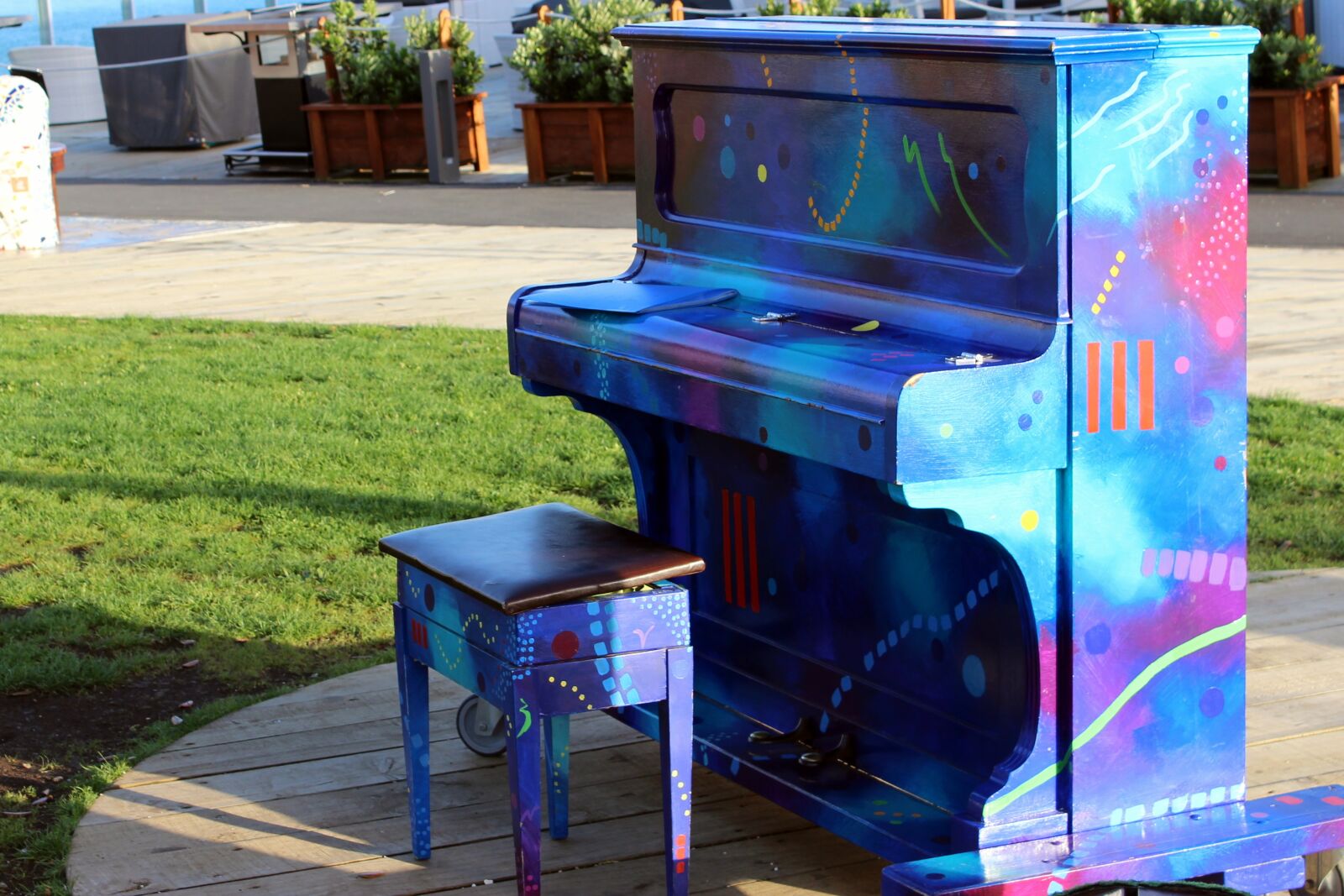 Canon EOS 600D (Rebel EOS T3i / EOS Kiss X5) sample photo. Piano, colorful, outdoor photography