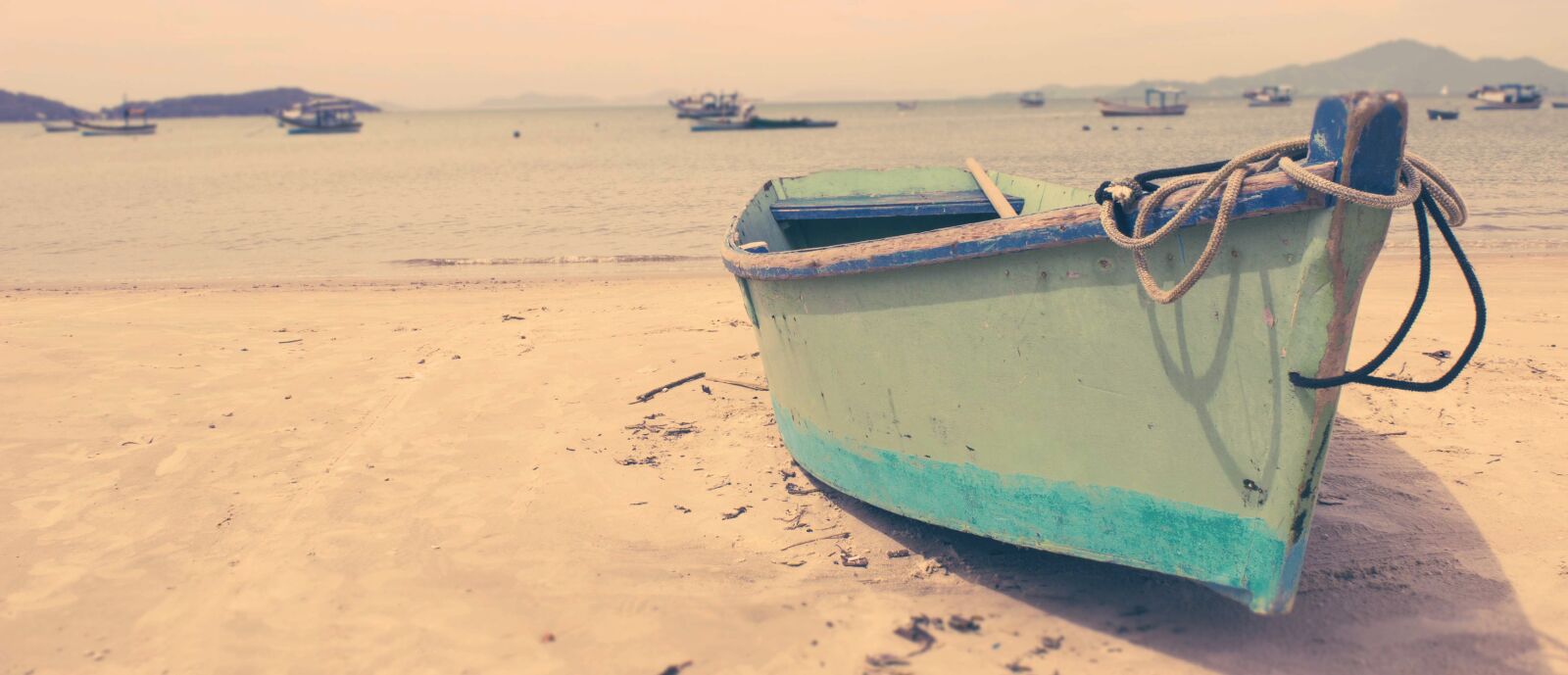 Canon EOS 600D (Rebel EOS T3i / EOS Kiss X5) sample photo. Boat, sea, sand photography