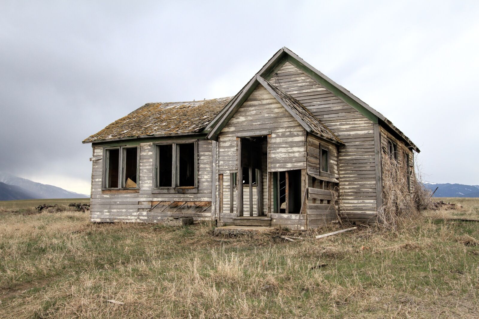 Canon EF-S 10-22mm F3.5-4.5 USM sample photo. Old farm house, decay photography