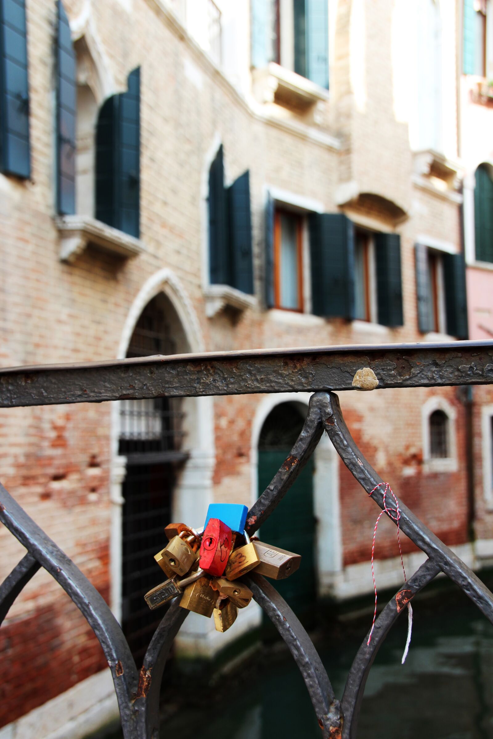 Canon EOS 600D (Rebel EOS T3i / EOS Kiss X5) sample photo. Castle, love castle, railing photography