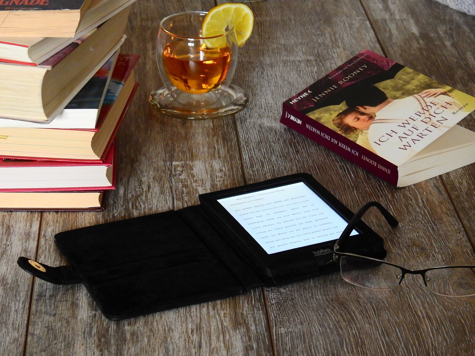Nikon Coolpix P900 sample photo. Book, read, literature photography