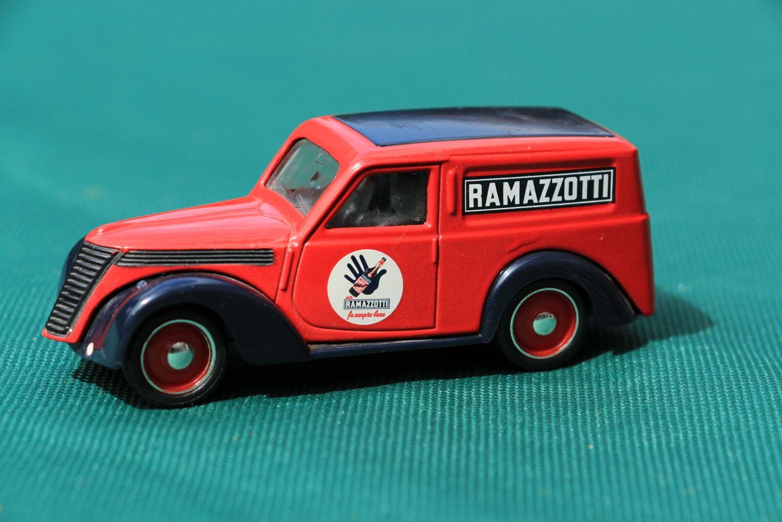 Canon EOS 700D (EOS Rebel T5i / EOS Kiss X7i) sample photo. Miniature, ramazzotti, vans photography