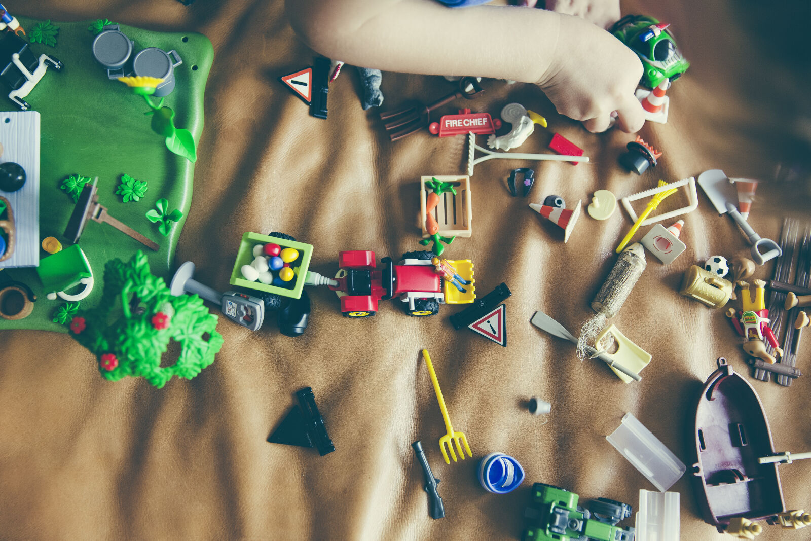 Canon EF 24-70mm F2.8L II USM sample photo. Hand, playing, childhood, game photography