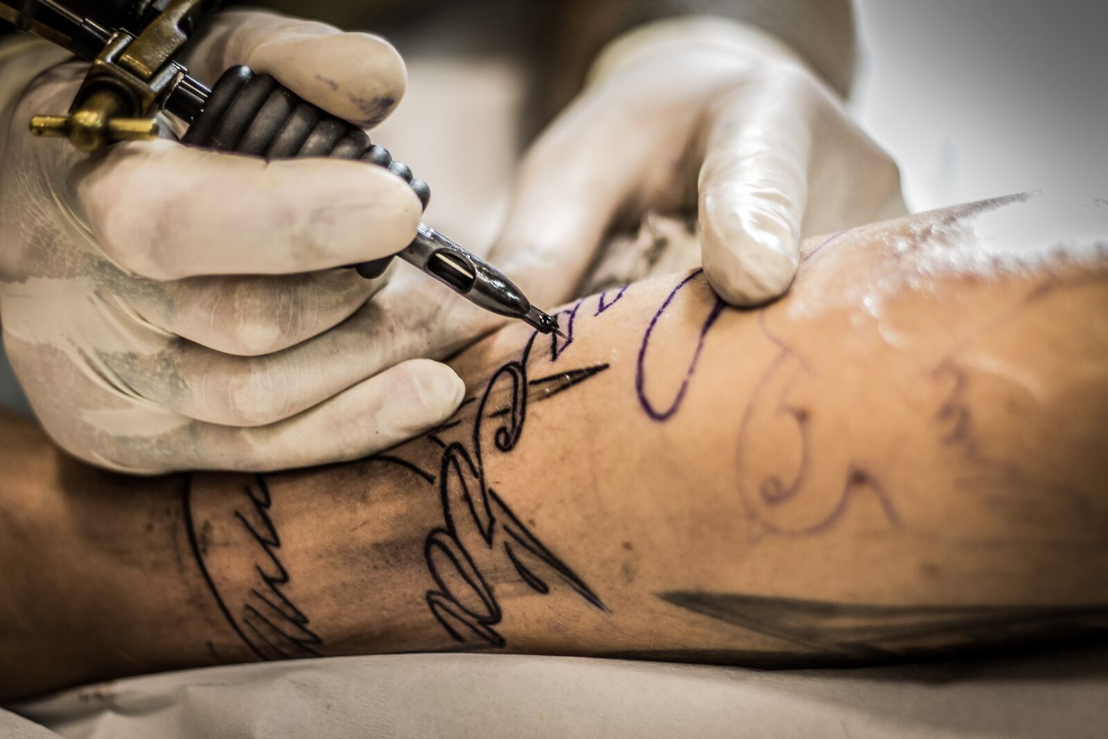 Canon EOS 1100D (EOS Rebel T3 / EOS Kiss X50) + Canon EF 50mm F1.8 II sample photo. Tattoo, tattoo artist, arm photography