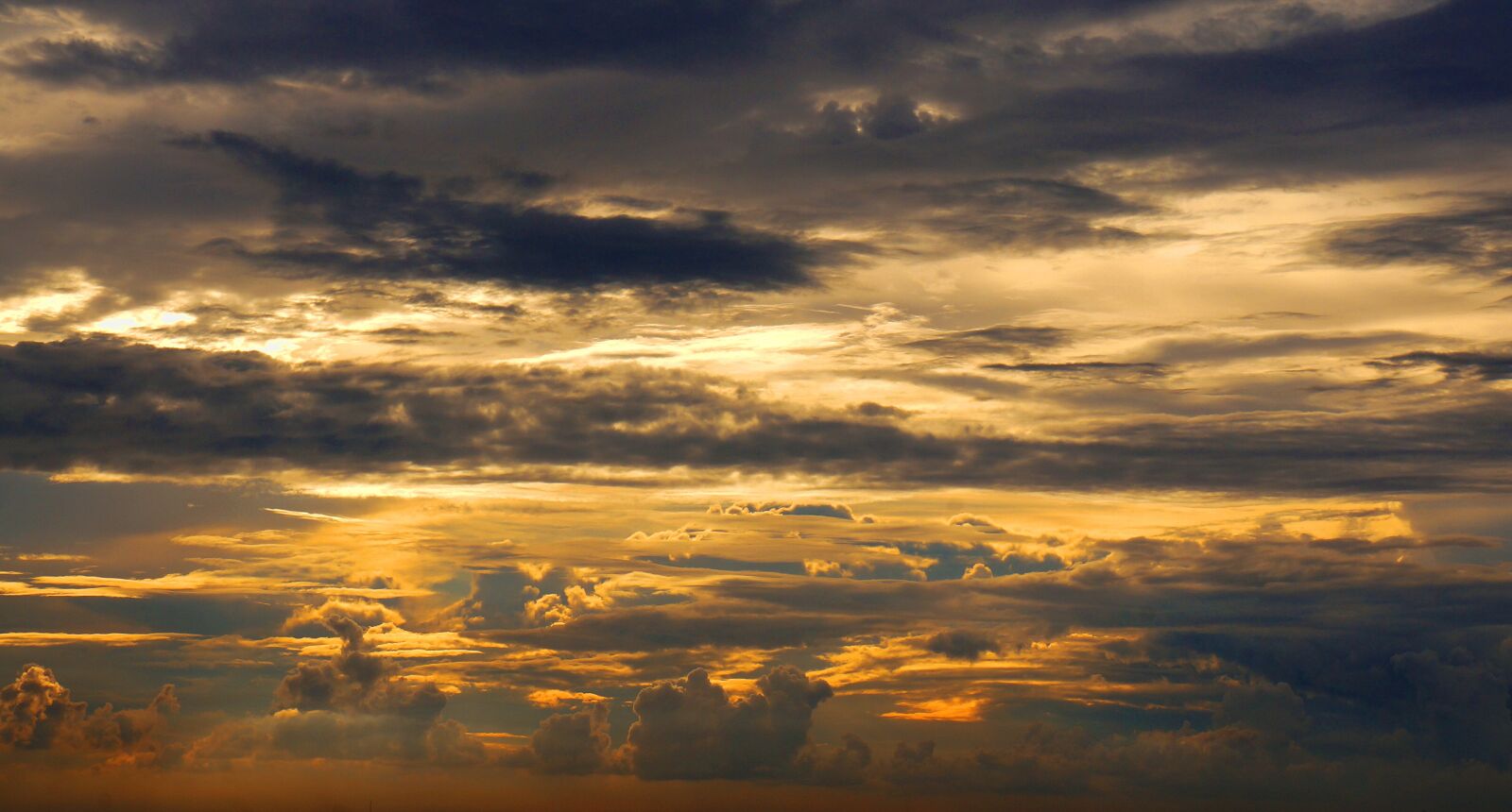 Sony Alpha NEX-F3 + Sony E 18-55mm F3.5-5.6 OSS sample photo. Clouds, sunset, scenery photography