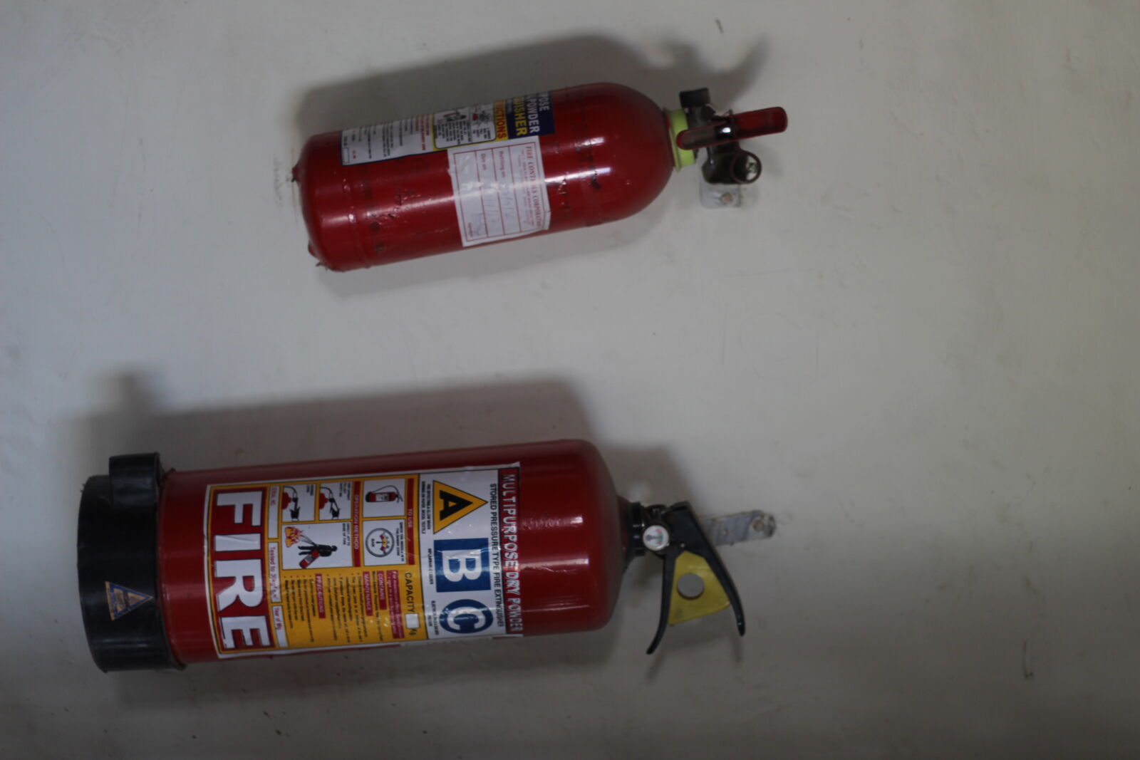 Canon EOS 700D (EOS Rebel T5i / EOS Kiss X7i) + Canon EF 50mm F1.8 II sample photo. Extinguish, fire, fire, extinguisher photography