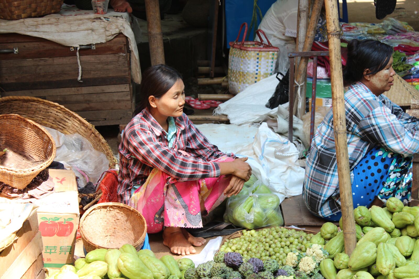 Canon EOS 600D (Rebel EOS T3i / EOS Kiss X5) sample photo. Myanmar, burma, market photography