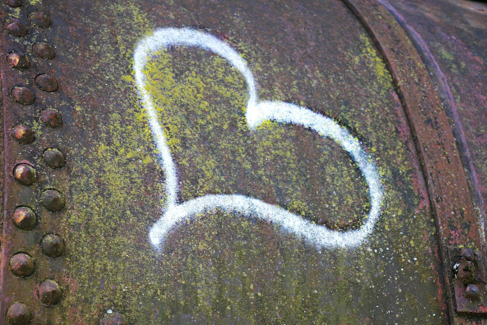 Canon EOS 550D (EOS Rebel T2i / EOS Kiss X4) sample photo. Heart, drawing, graphite, metal photography