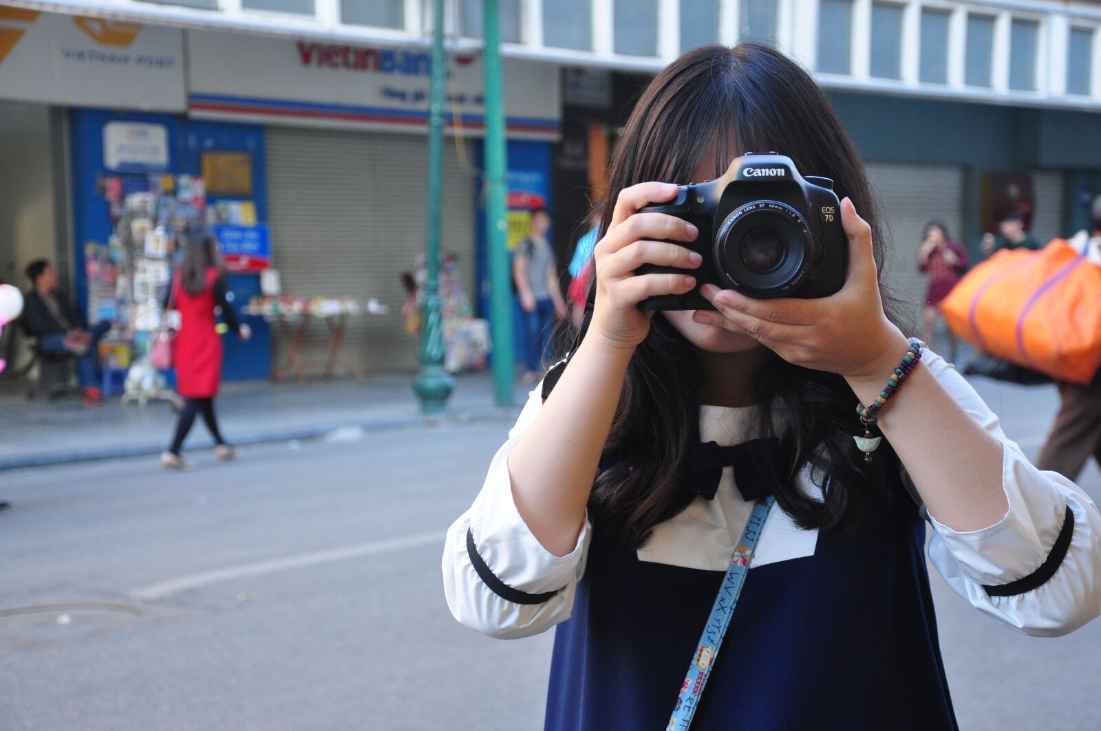 Nikon D90 sample photo. Girl, camera, vietnam photography