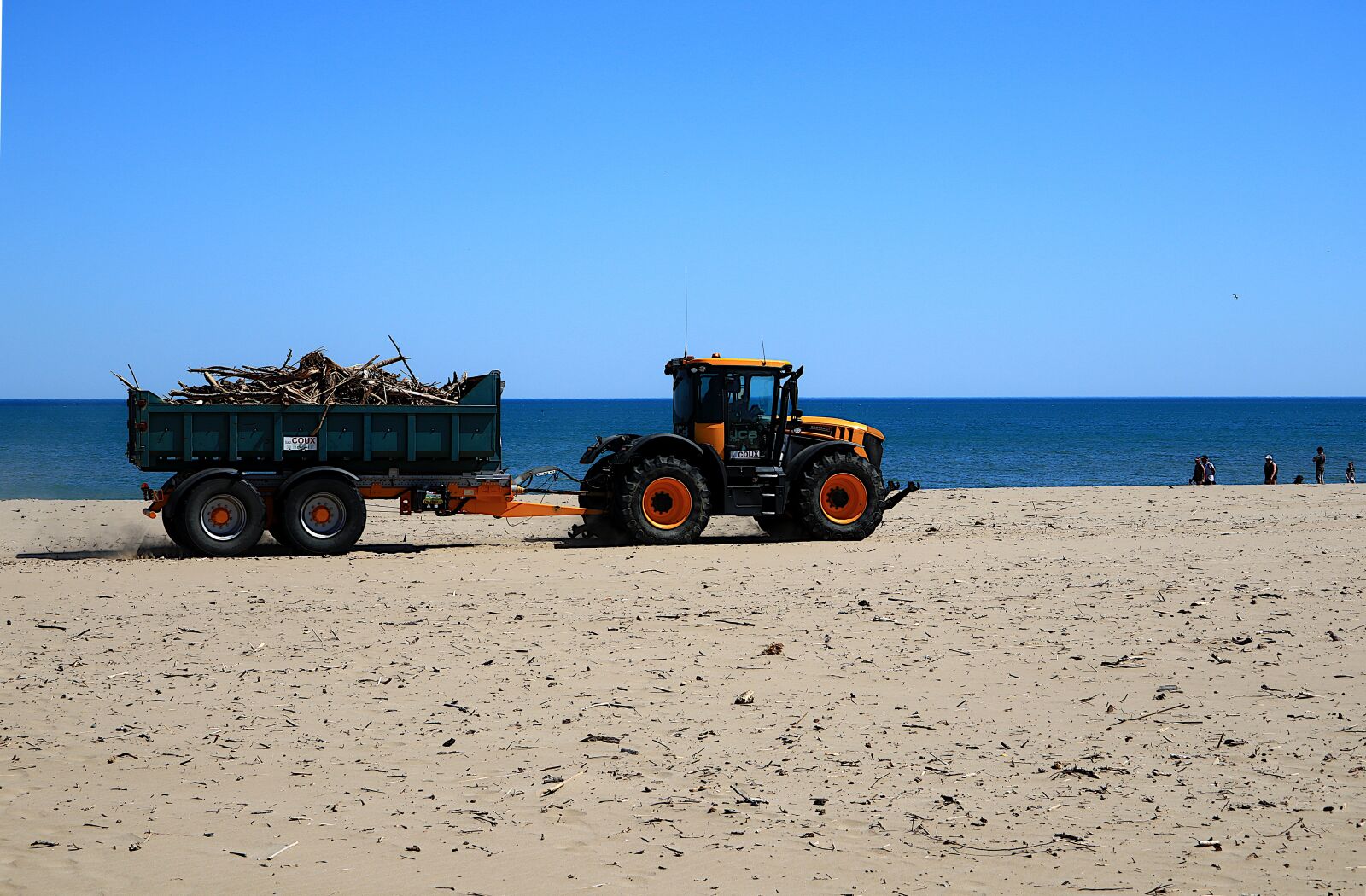 Canon PowerShot G1 X Mark III sample photo. Tractor, trailer, beach photography