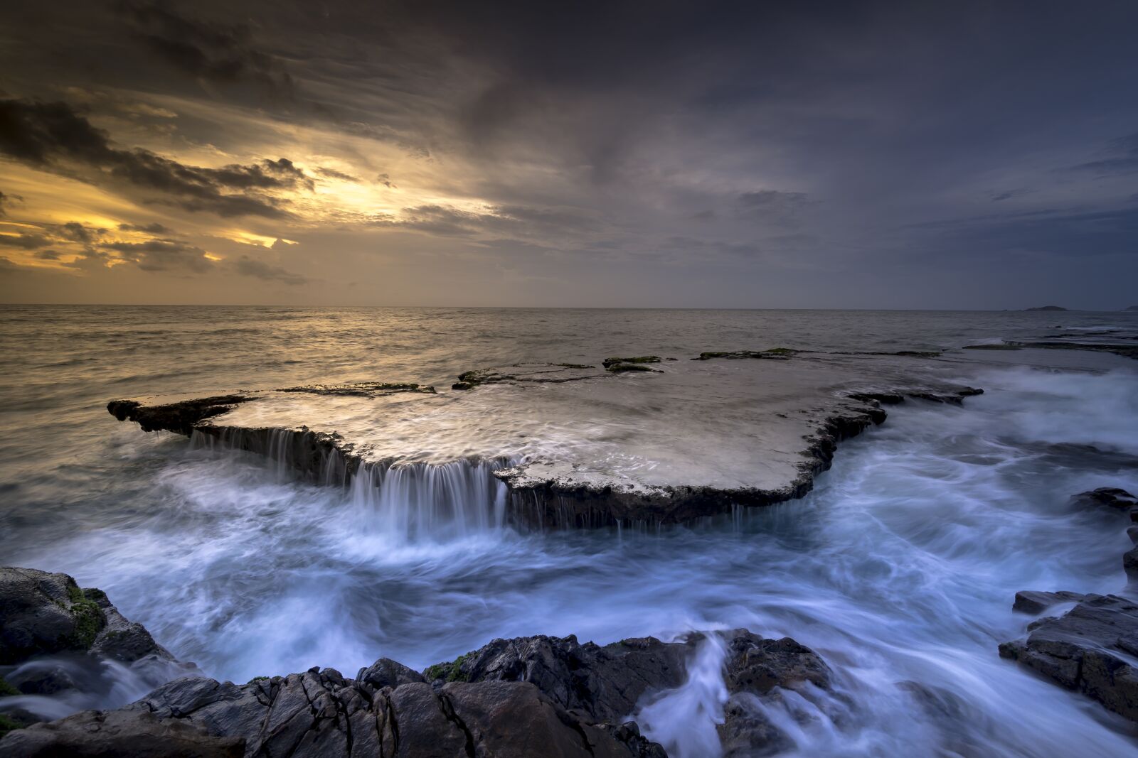 Voigtlander ULTRA WIDE-HELIAR 12mm F5.6 III sample photo. Sea, coast, cascade photography