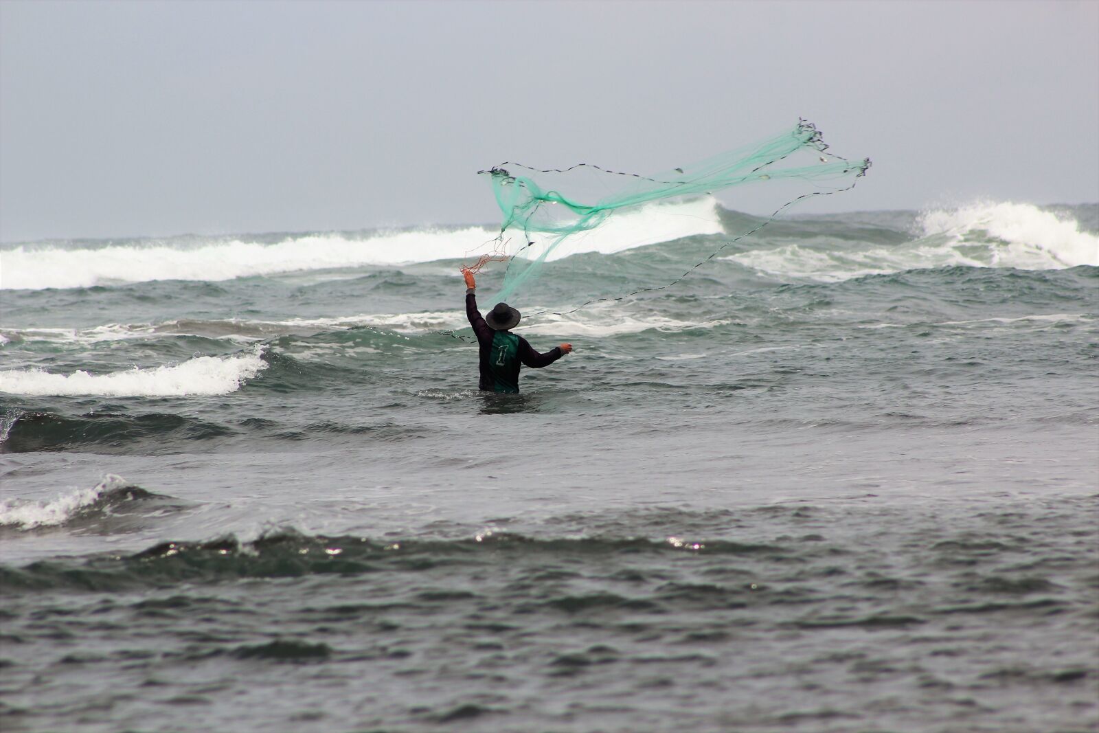 Canon EOS 600D (Rebel EOS T3i / EOS Kiss X5) sample photo. Fisherman, waves, body of photography