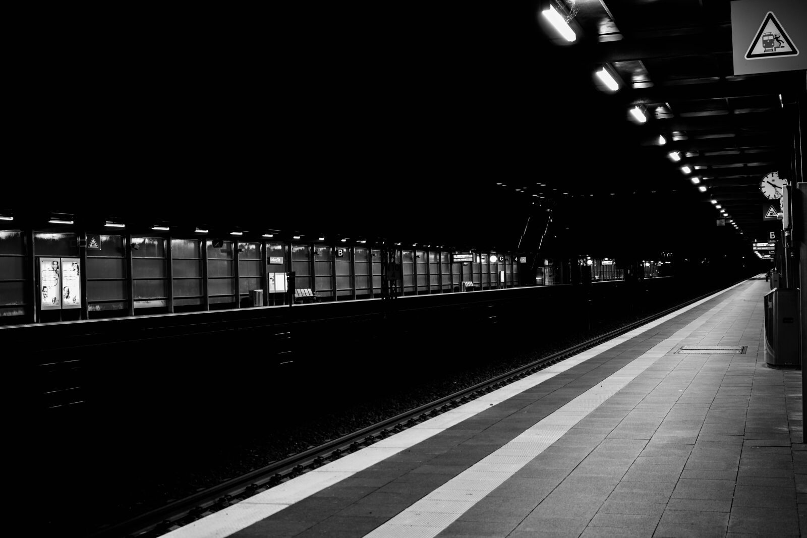 Canon EOS 750D (EOS Rebel T6i / EOS Kiss X8i) sample photo. Black and white, railway photography