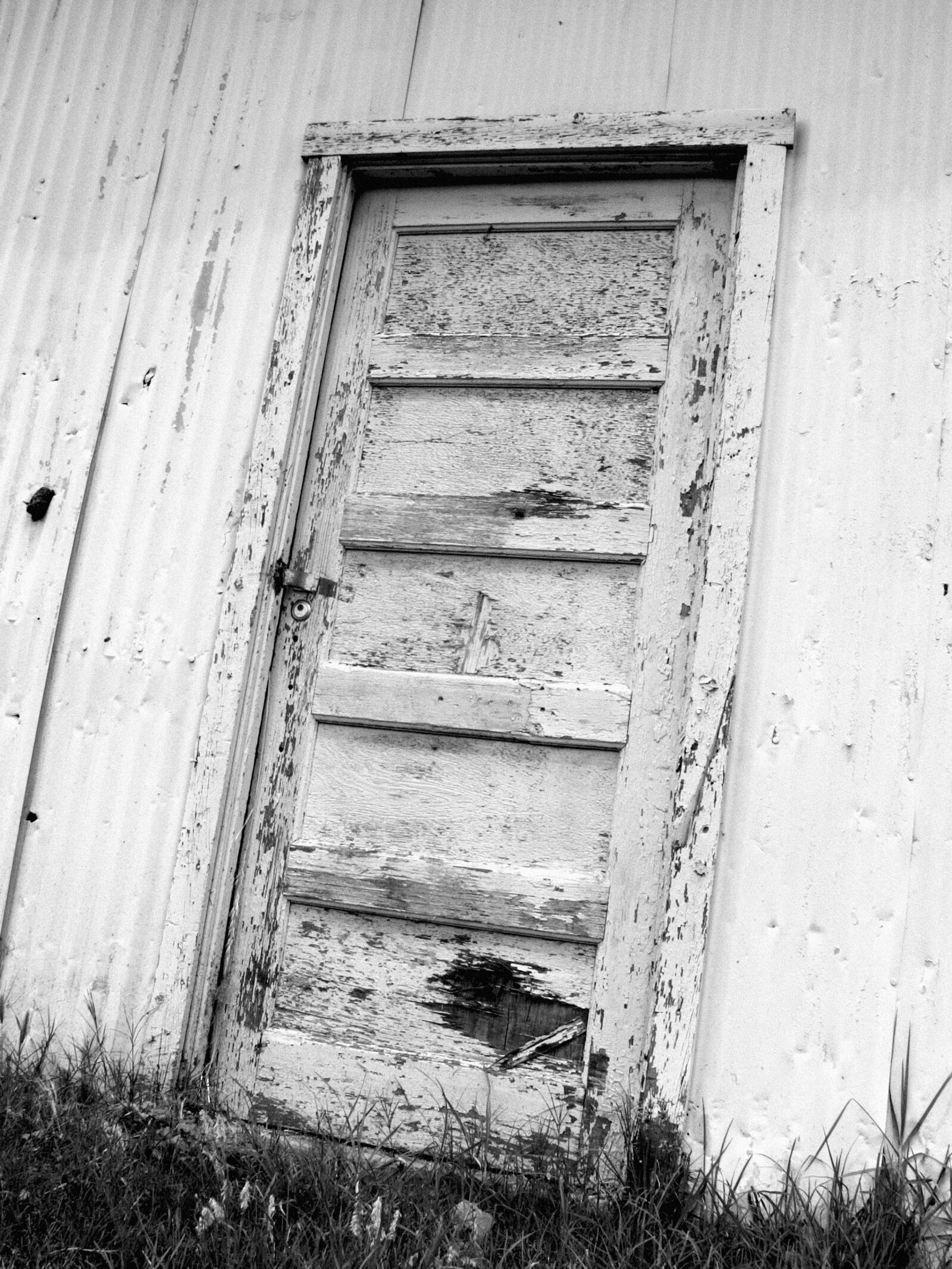 Olympus E-10 sample photo. Abandoned, building, distressed, door photography