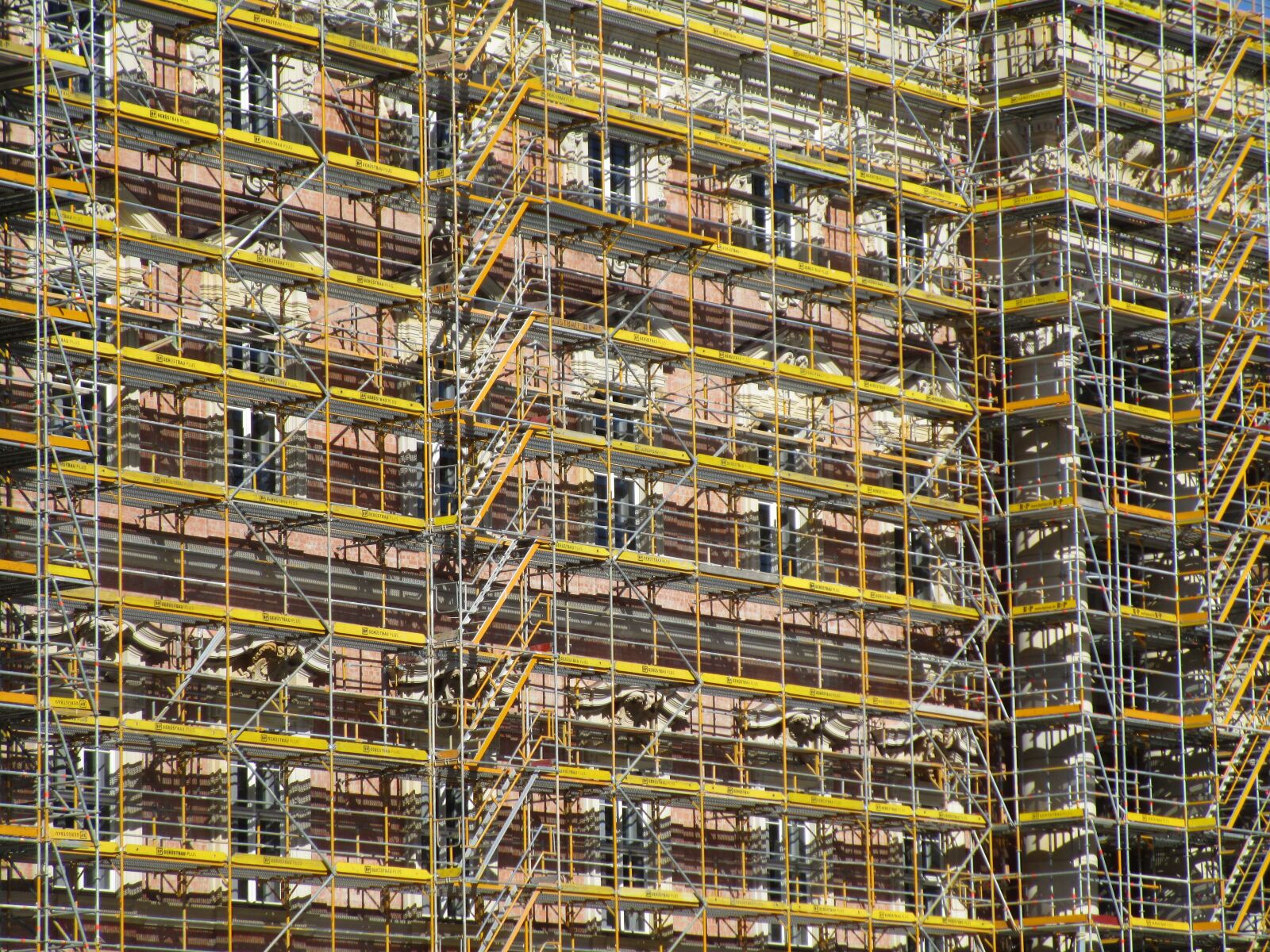 Canon PowerShot ELPH 150 IS (IXUS 155 / IXY 140) sample photo. Berlin city palace, scaffolding photography