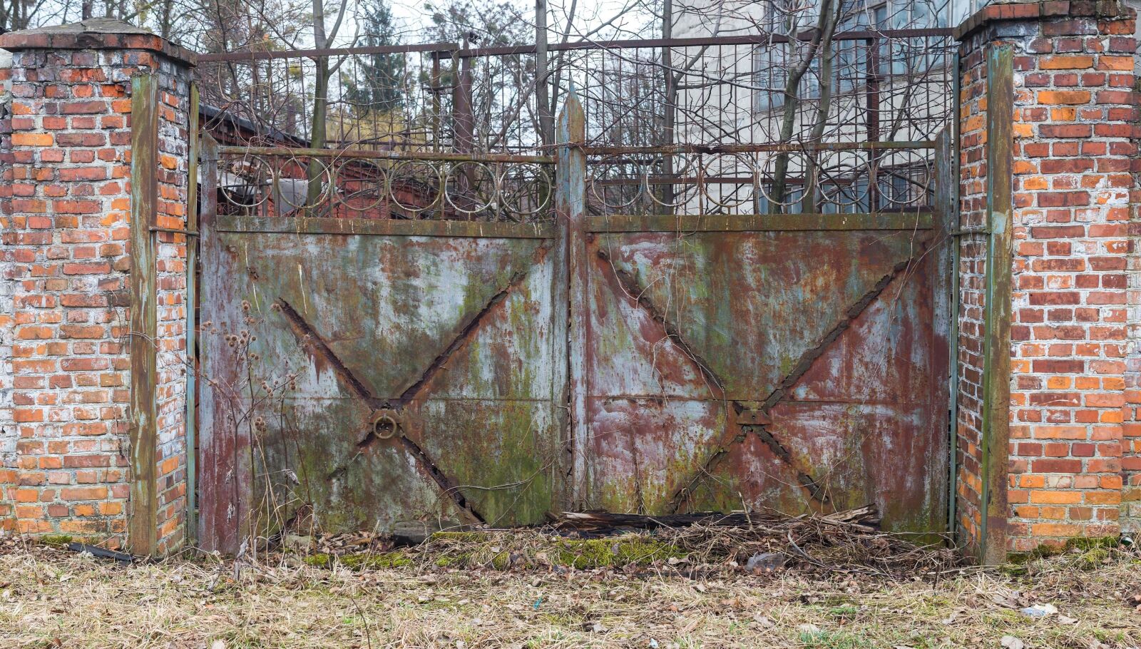 Canon EOS 100D (EOS Rebel SL1 / EOS Kiss X7) sample photo. Gate, rust, brick, wall photography