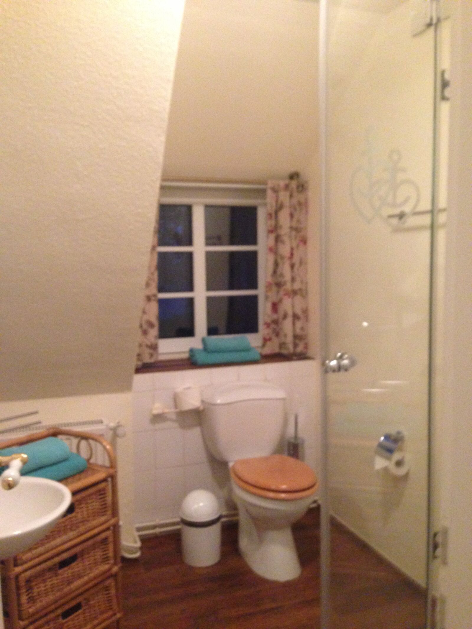 Apple iPhone 5 sample photo. Bathroom, hotel, vacation photography