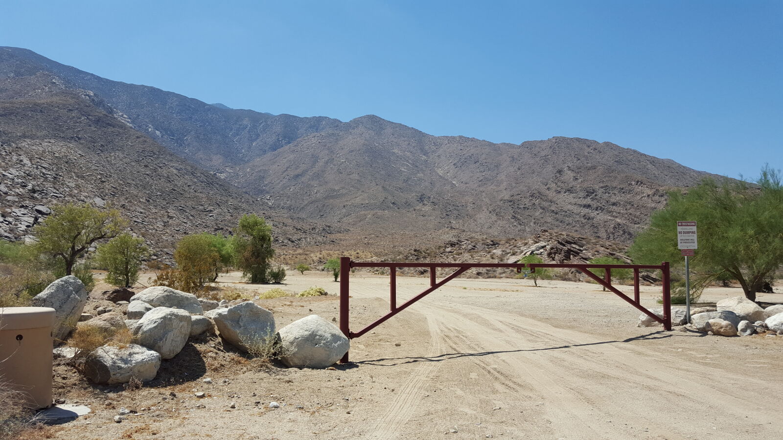 Samsung Galaxy S6 sample photo. Desert, gate, mountain, palm photography