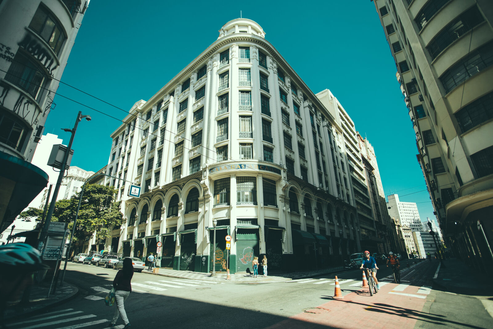 Canon EF 17-40mm F4L USM sample photo. Architecture, bicycles, buildings, cars photography