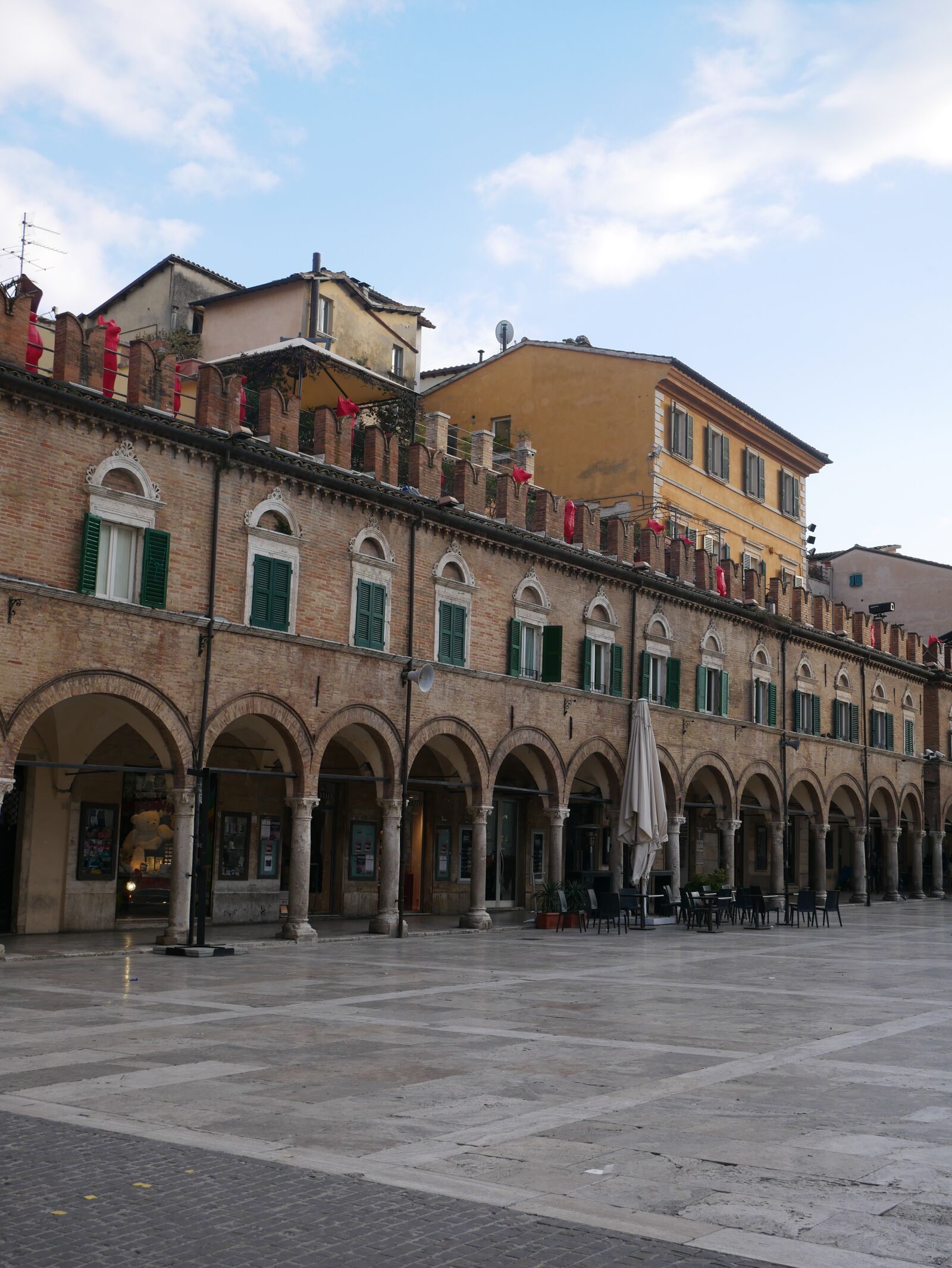 Panasonic Lumix DMC-G85 (Lumix DMC-G80) sample photo. Ascoli piceno, piazza del photography