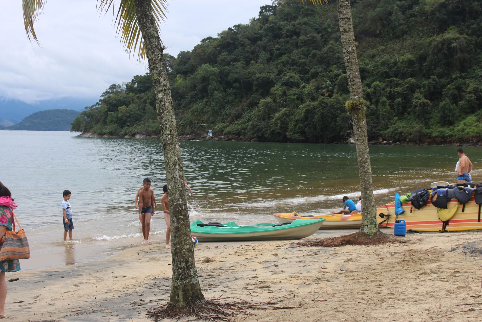 Canon EOS 700D (EOS Rebel T5i / EOS Kiss X7i) sample photo. Beach, pool, coconut trees photography