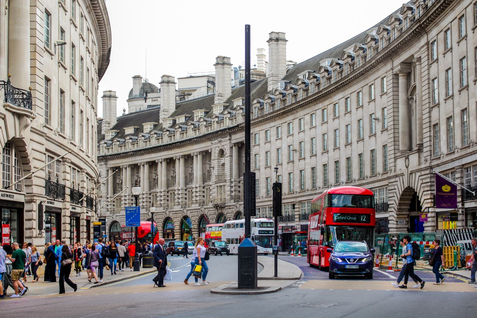 Canon EOS 700D (EOS Rebel T5i / EOS Kiss X7i) sample photo. London, city, people photography