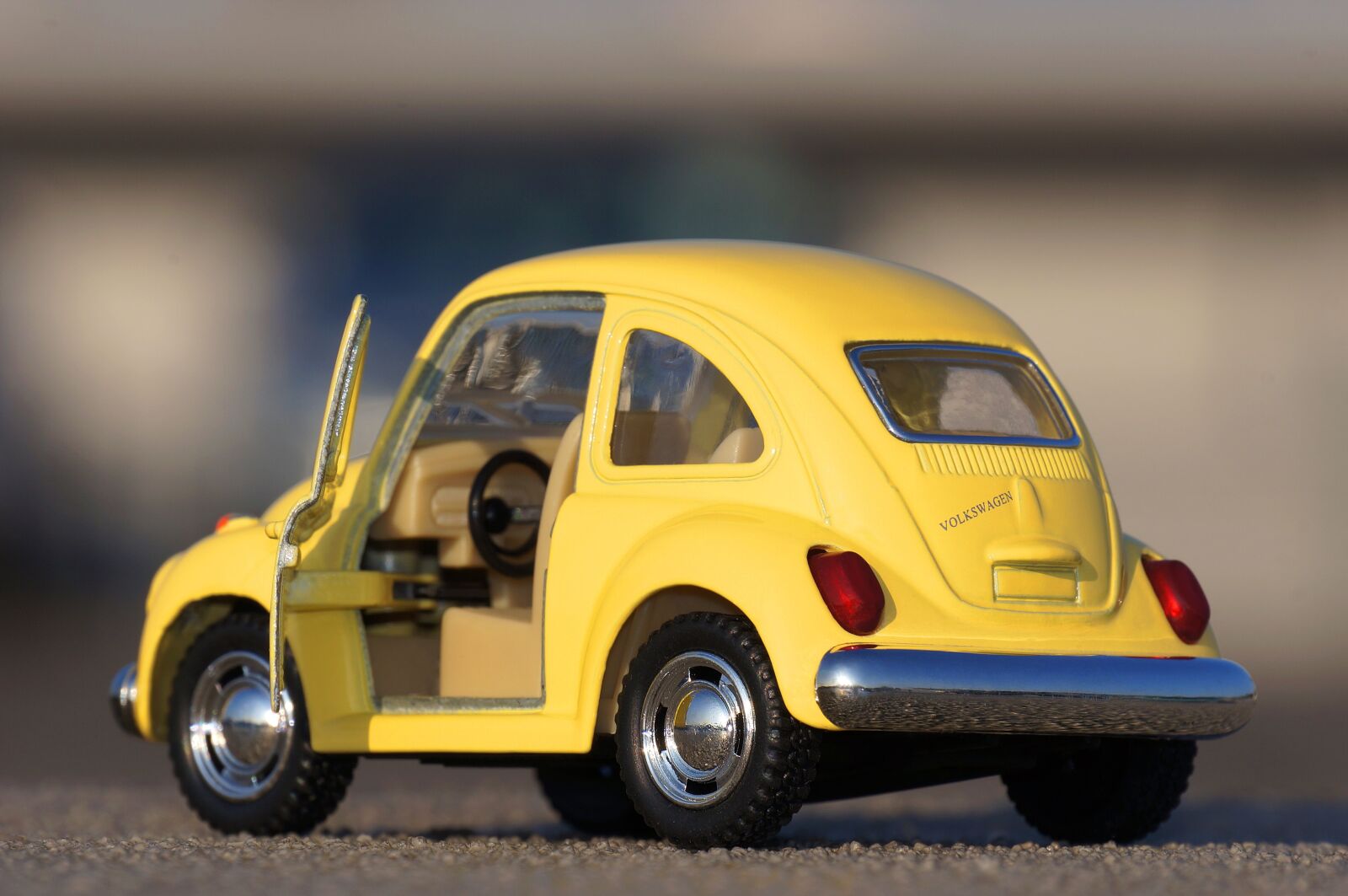 Sony Alpha NEX-5N + Sony E 55-210mm F4.5-6.3 OSS sample photo. Volkswagen, yellow, car photography
