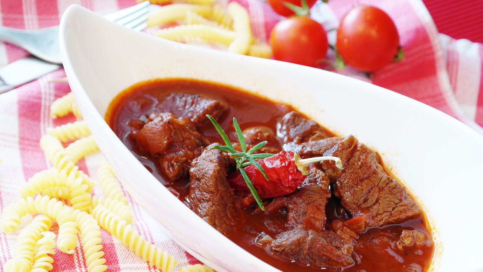 Samsung NX20 sample photo. Goulash, meat, beef photography