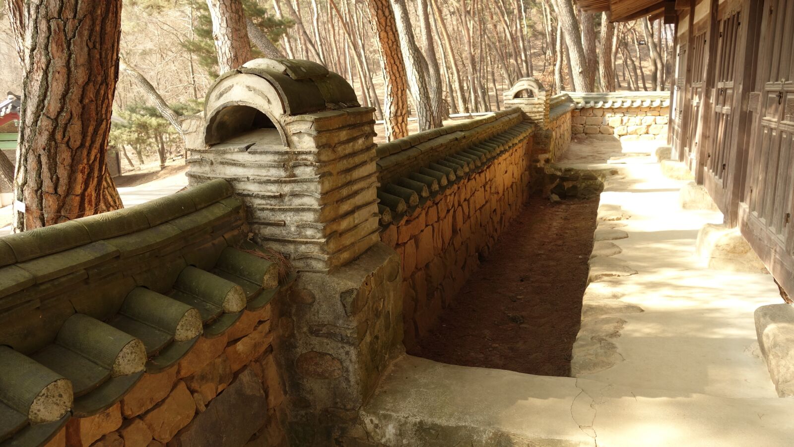 Sony Cyber-shot DSC-RX100 II sample photo. Stone wall, hanok, roof photography