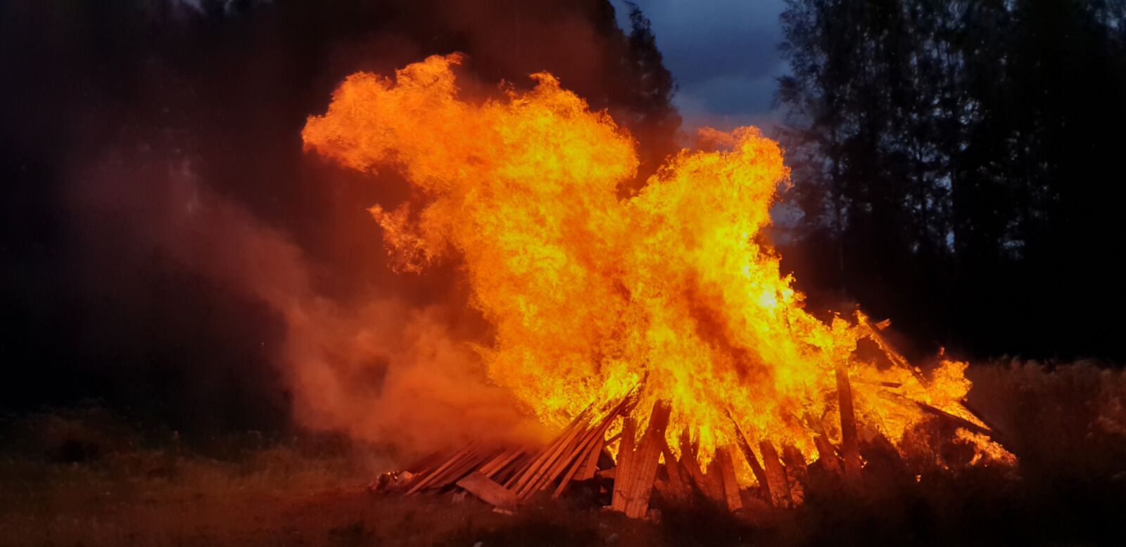 Samsung Galaxy S9+ sample photo. Bonfire, fire, hot photography