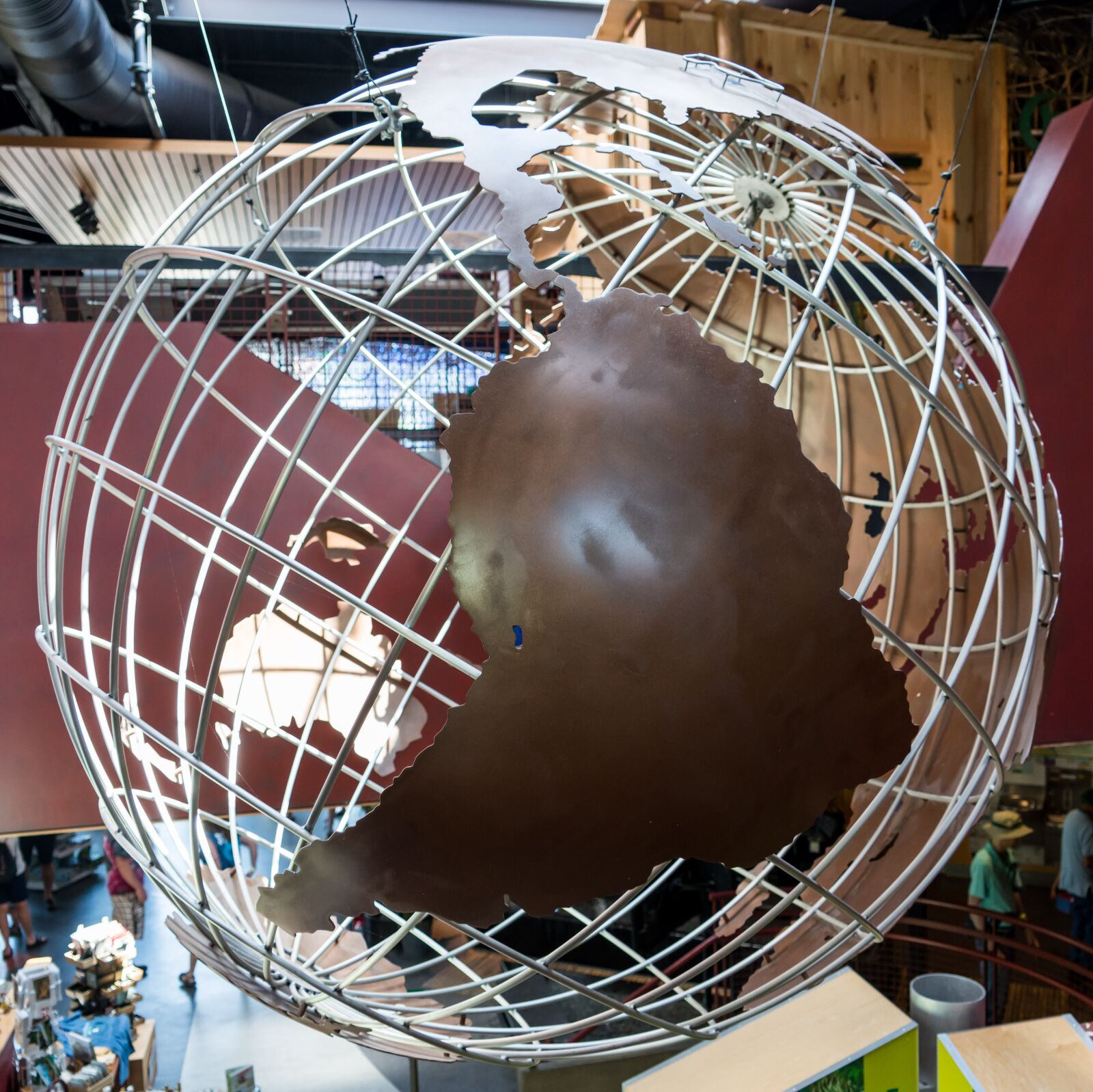 Sony a7R II + Sony FE 24-240mm F3.5-6.3 OSS sample photo. Globe, decoration, echo aquarium photography