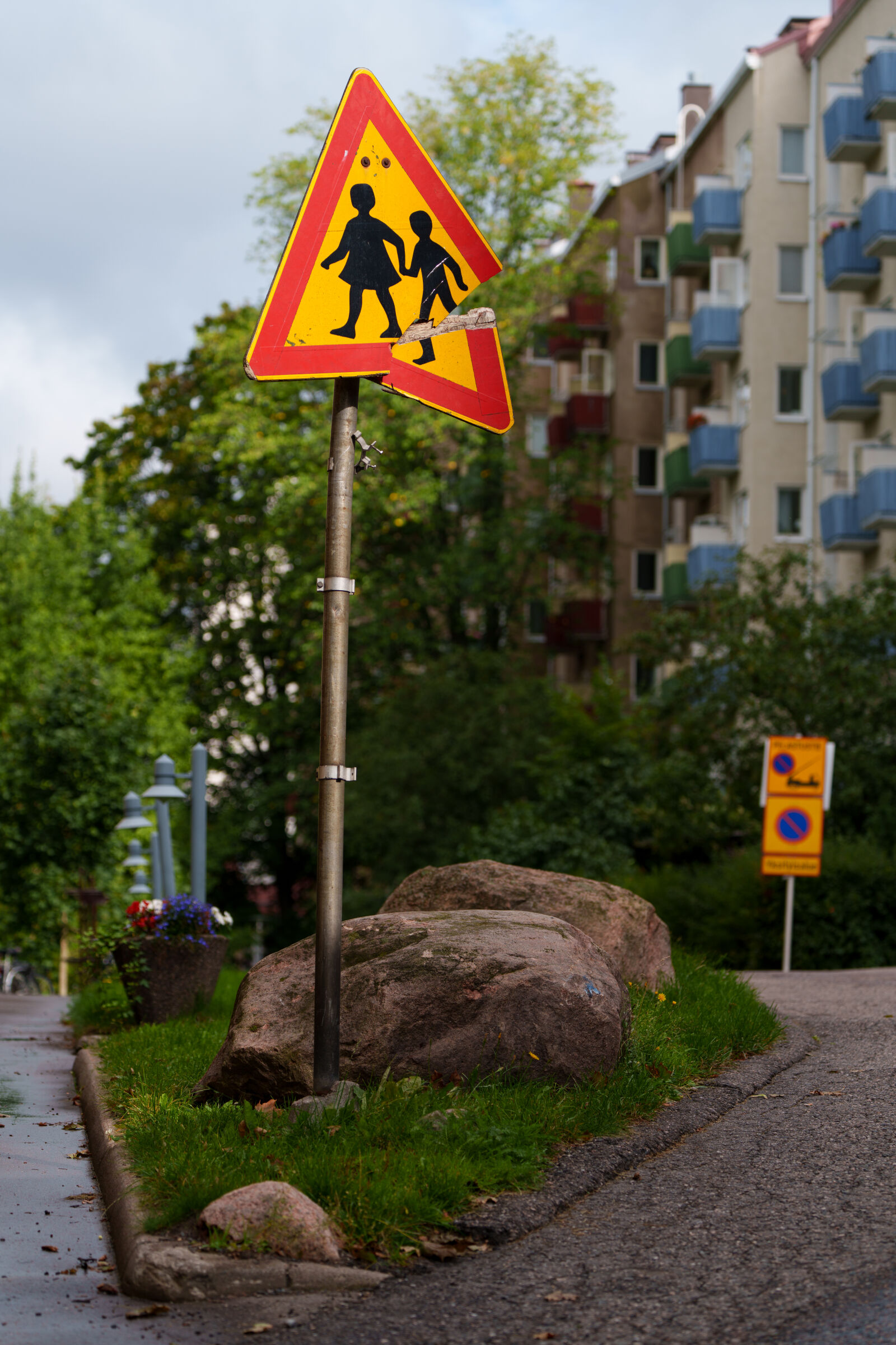 Sony FE 70-200mm F4 G OSS II sample photo. Broken sign street photography