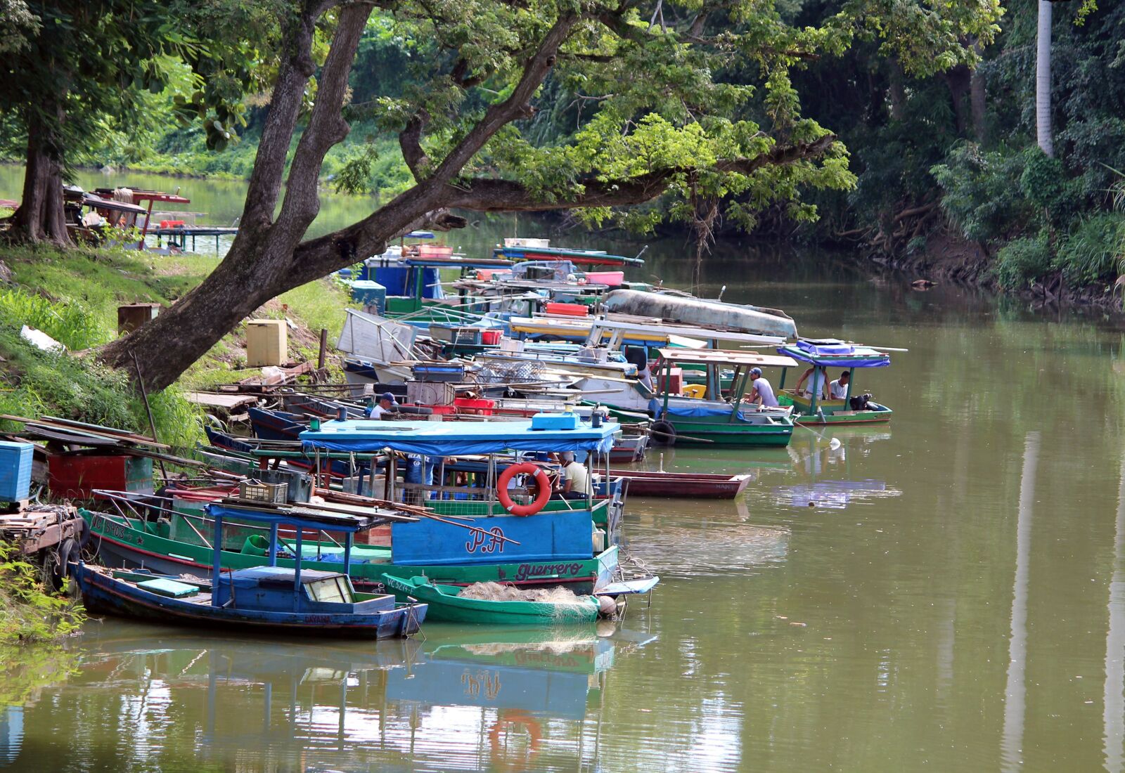 Canon EF-S 55-250mm F4-5.6 IS II sample photo. Landscape, river, boats photography