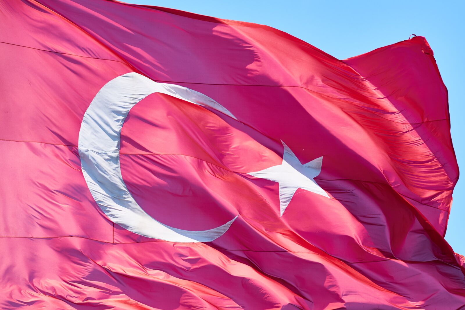 Sony FE 70-200mm F4 G OSS sample photo. Turkey, turkish, flag photography