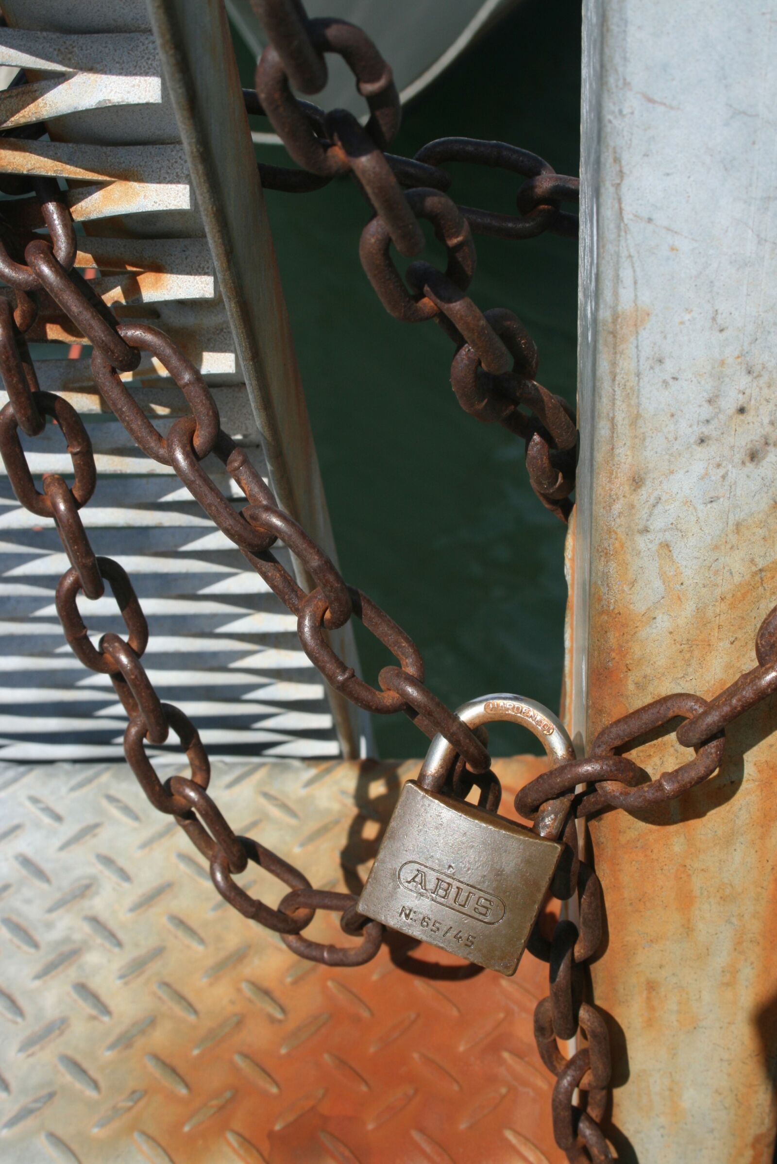 Canon EOS 400D (EOS Digital Rebel XTi / EOS Kiss Digital X) sample photo. Padlock, lock and chain photography