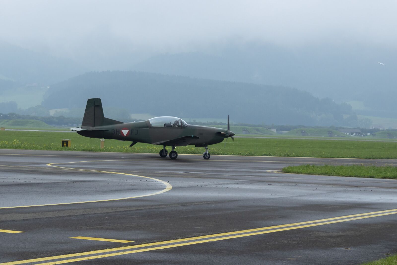 Canon EOS 1300D (EOS Rebel T6 / EOS Kiss X80) sample photo. Hunter flying, flying, combat photography