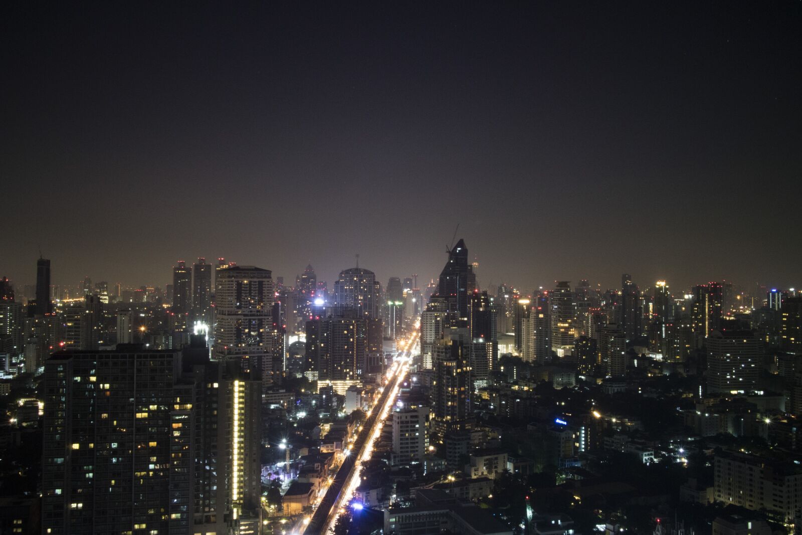 Canon EOS M3 + Canon EF-M 22mm F2 STM sample photo. Bangkok, night, night lights photography