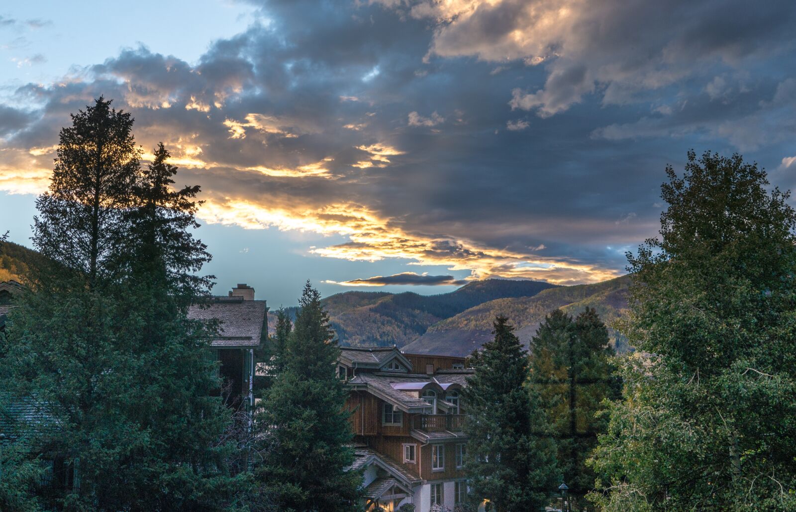 Sony a7R II + Sony FE 24-240mm F3.5-6.3 OSS sample photo. Vail colorado, sunset, clouds photography