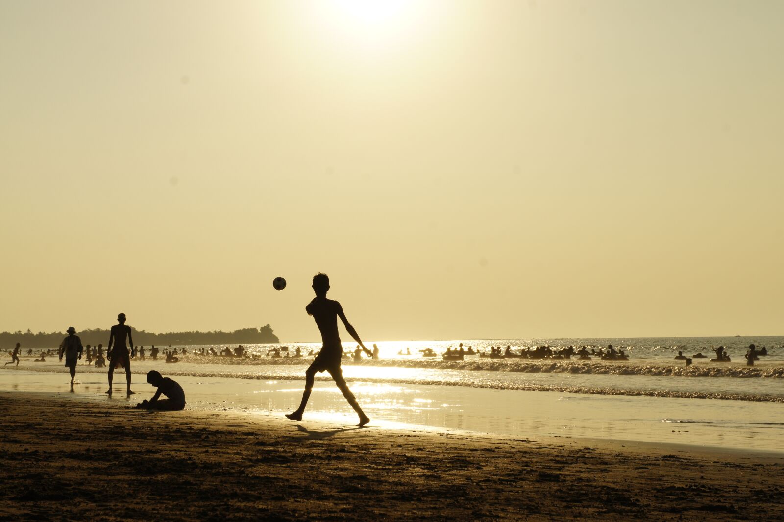 Sony Alpha NEX-5 sample photo. Children, play, beach photography