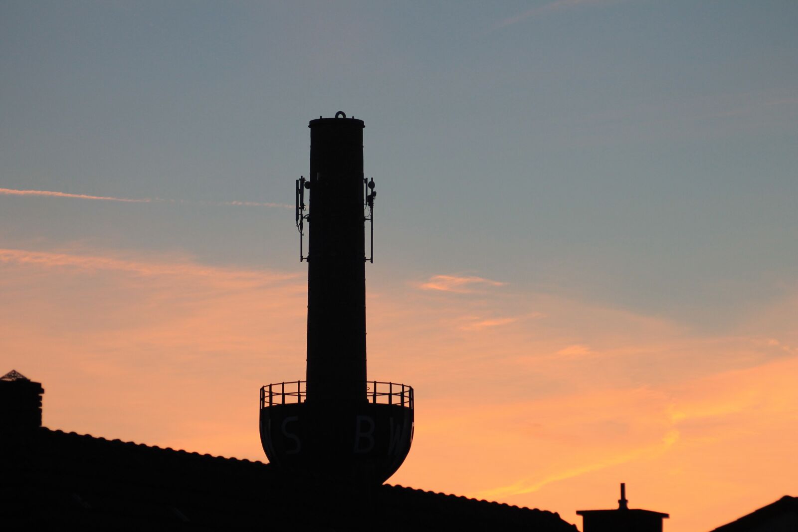 Canon EOS 1100D (EOS Rebel T3 / EOS Kiss X50) + Canon EF 70-210mm f/4 sample photo. Chimney, sunset, abendstimmung photography