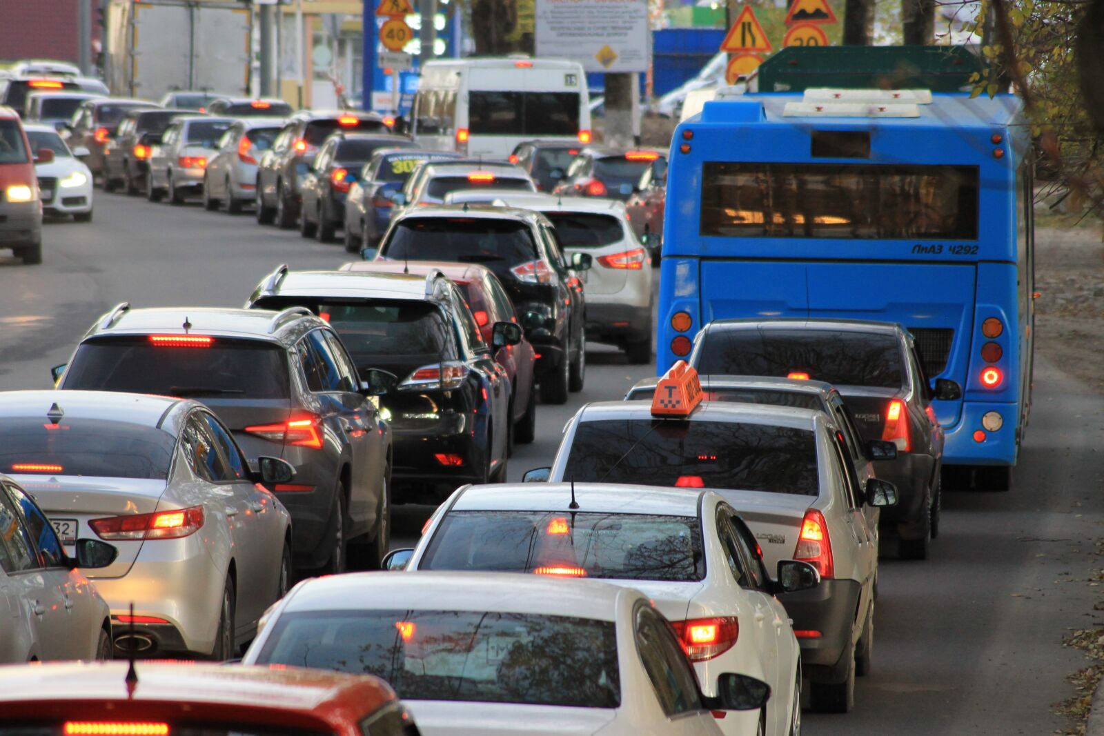 Canon EOS 1100D (EOS Rebel T3 / EOS Kiss X50) sample photo. Traffic jam, car, urban photography