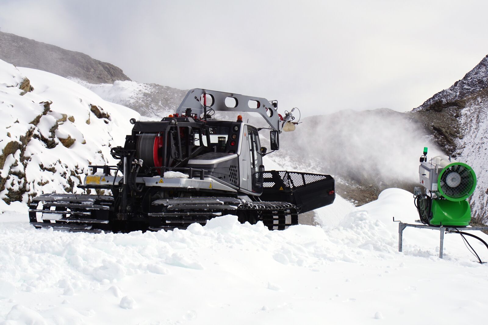 Sony DT 18-70mm F3.5-5.6 sample photo. Piste manufacturing, artificial snow photography