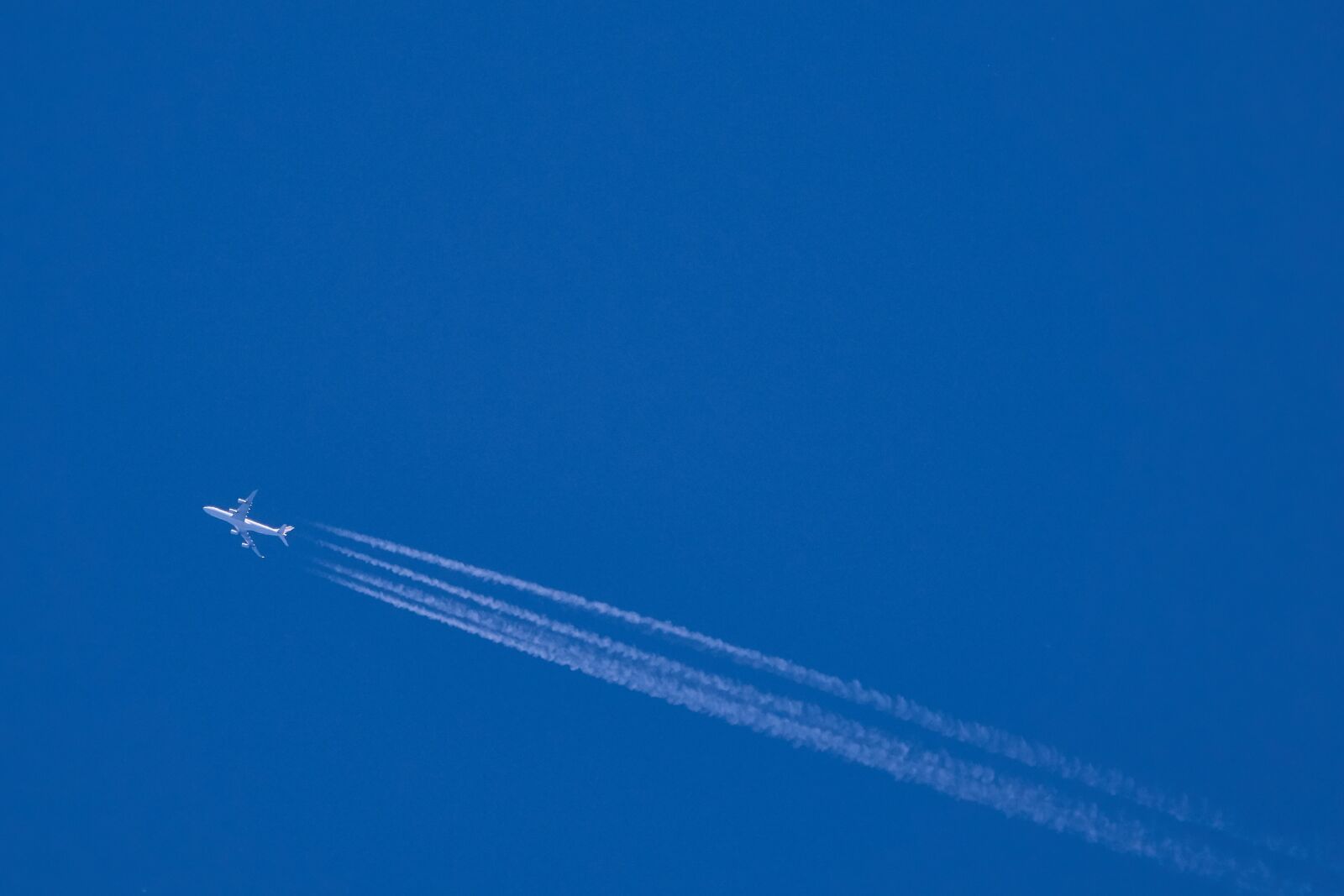 Sony Cyber-shot DSC-RX10 III sample photo. Aircraft, contrail, air photography
