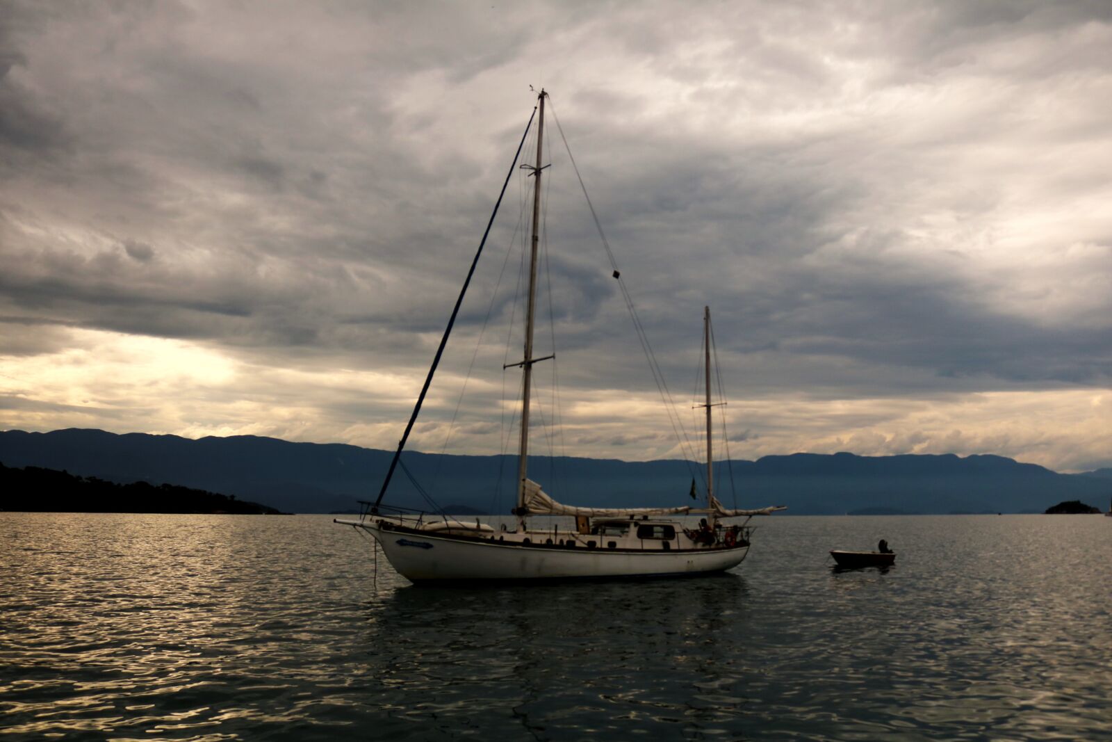 Canon EOS 750D (EOS Rebel T6i / EOS Kiss X8i) sample photo. Boat, end of afternoon photography