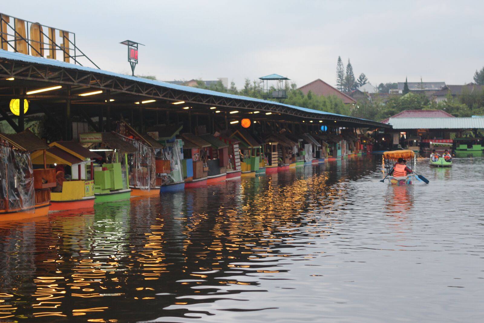 Canon EOS 600D (Rebel EOS T3i / EOS Kiss X5) + Canon EF 50mm F1.8 II sample photo. Floating, lake, market photography