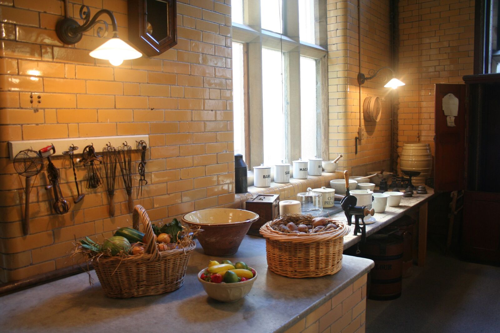 Canon EOS 350D (EOS Digital Rebel XT / EOS Kiss Digital N) sample photo. Victorian, kitchen, vintage photography